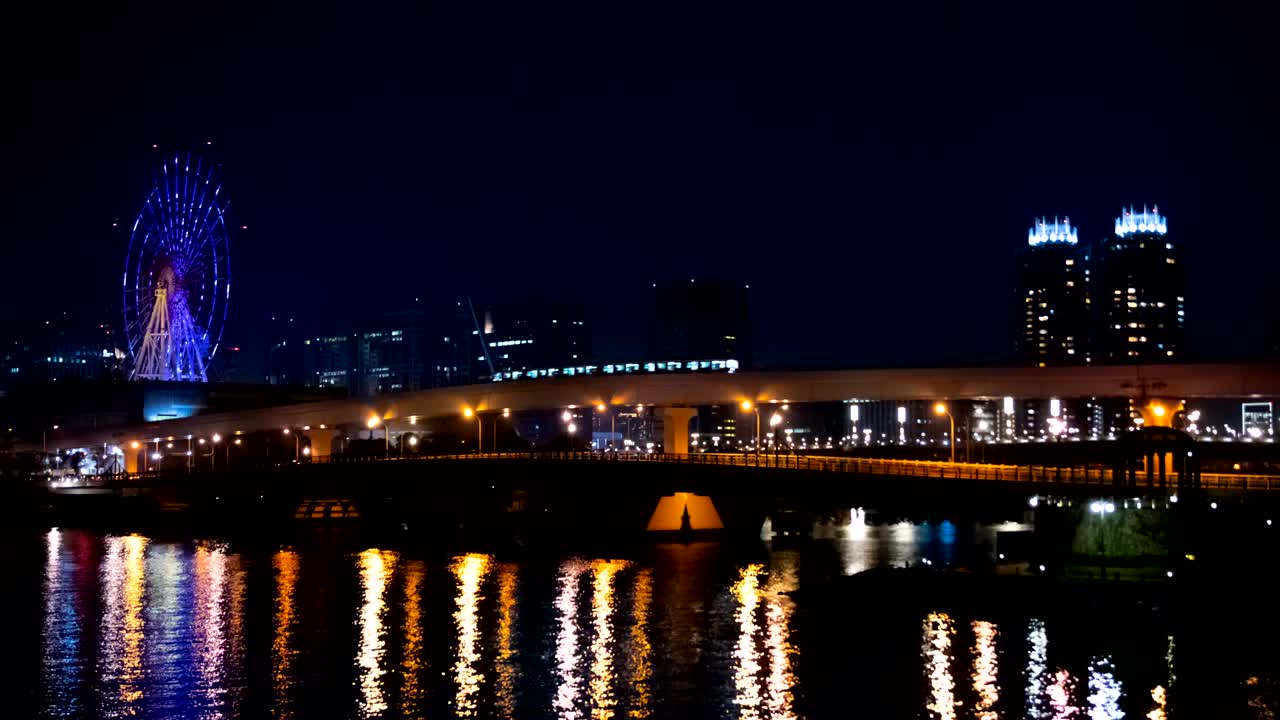 도쿄 오다이바 강 근처의 야간 타임스 페리스