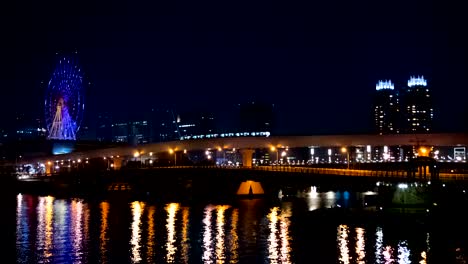 rueda de ferris nocturna cerca del río en odaiba tokyo