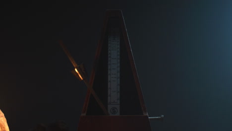 metronome set the rythm in the dark, old room