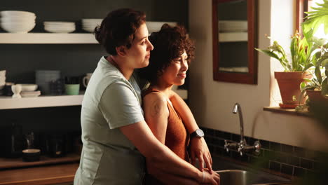 una pareja feliz en la cocina.