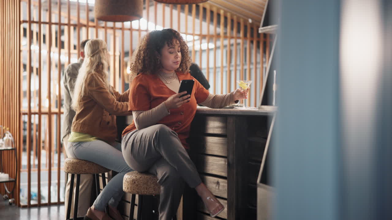 친구 들 이 술집 에서 테일을 즐기고 있다