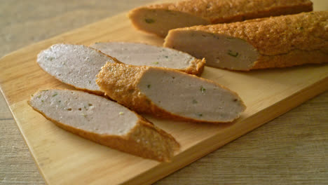 pastel de pescado chino frito o línea de bolas de pescado en tablero de madera