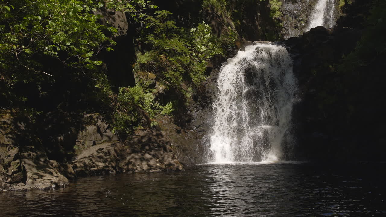 rha cascada en la isla de skye 4k