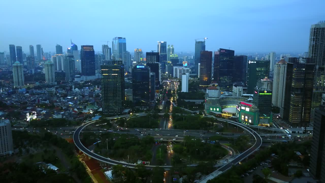 hermosas imágenes aéreas de la nueva intersección de semanggi en la ciudad de jakarta con rascacielos por la noche. filmado en resolución 4k