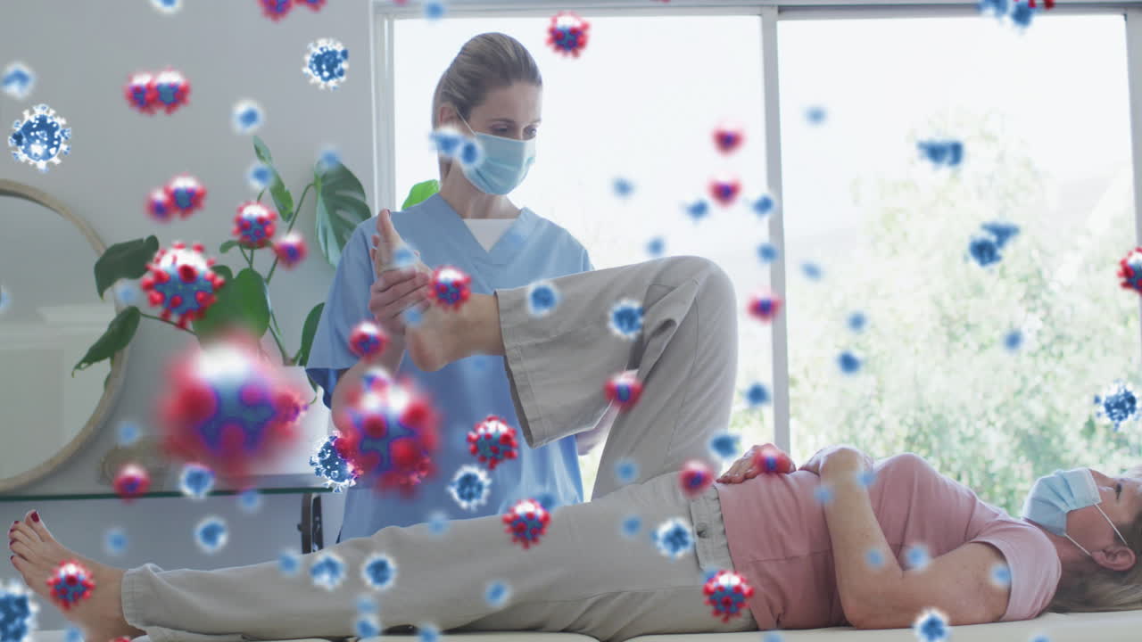animación de células del virus covid sobre una mujer caucásica mayor y una enfermera que usan máscaras faciales haciendo ejercicio