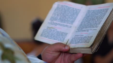 un sacerdote lee la biblia durante la liturgia en una iglesia serbia