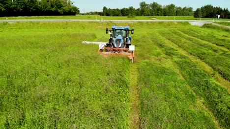 Traktor-Mit-Doppelmäher-Bei-Der-Heuernte-Gefilmt