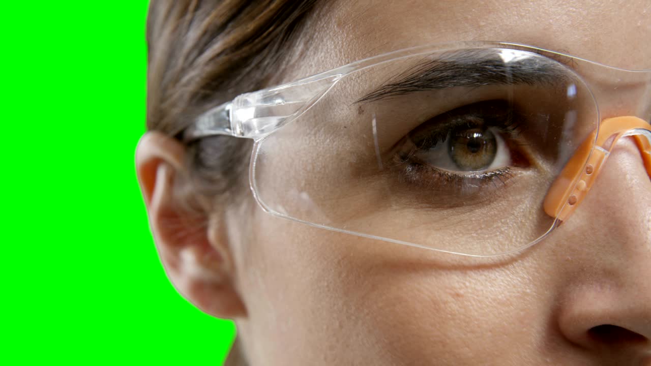 mujer con gafas futuristas contra la pantalla verde