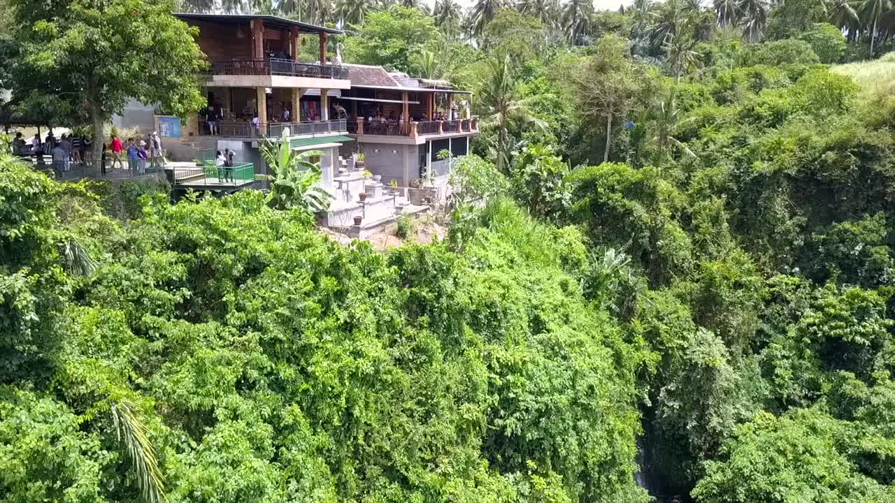 casa de observación en medio de la selva tropical