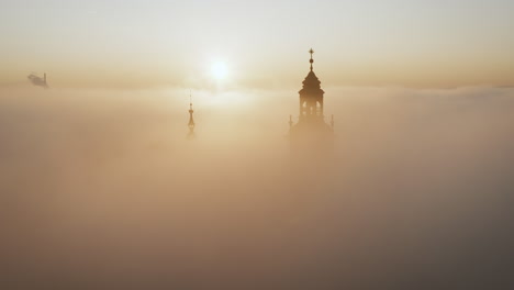 zamek wawel podczas mglistego wschodu słońca, kraków, polska w powolnym ruchu