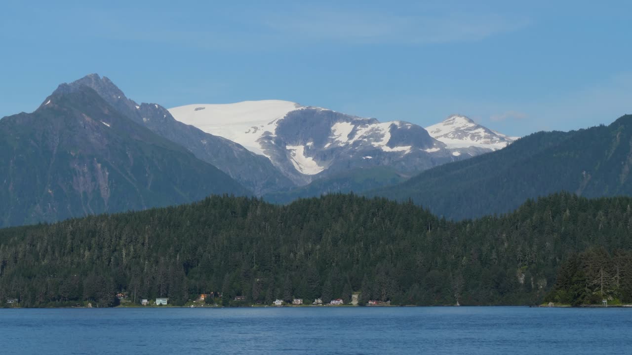 Splendido paesaggio dell'Alaska in una soleggiata giornata estiva.