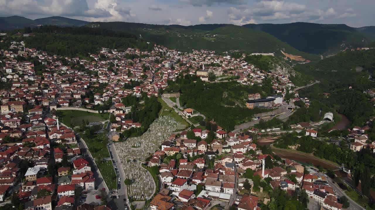 vista aérea del cementerio de alija izet begovic en bosnia, vista de la ciudad construida en las laderas de las montañas