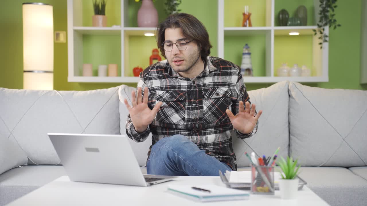 asesor financiero independiente que trabaja desde casa.