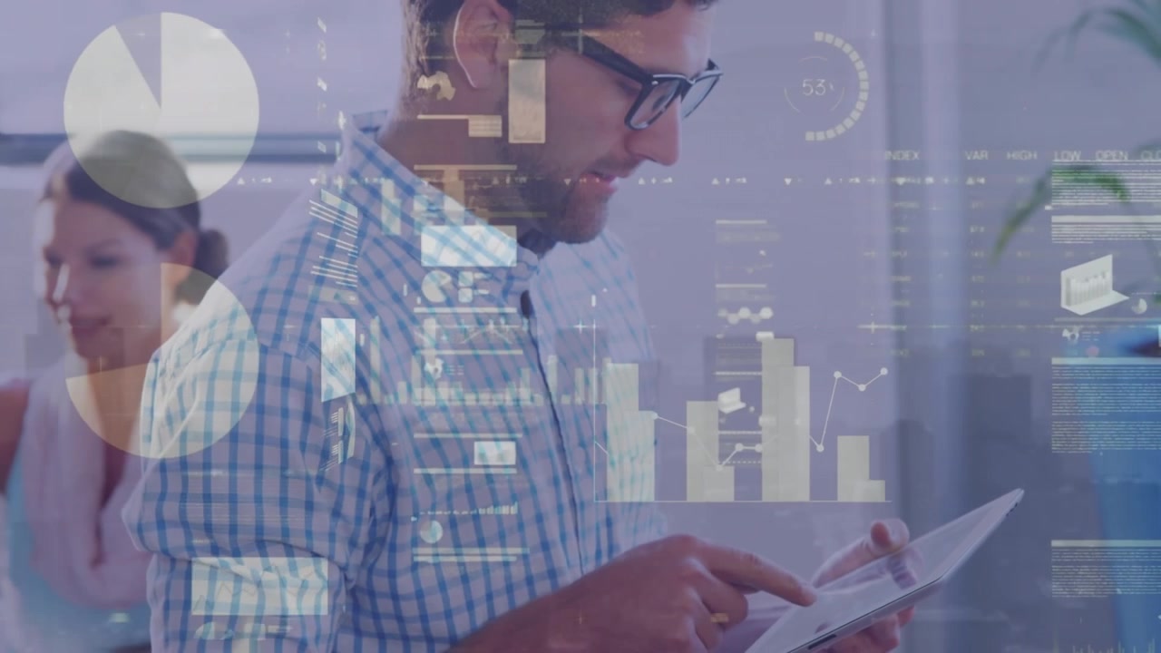 Animación de gráficos y datos financieros sobre un hombre caucásico trabajando en una tableta en una oficina