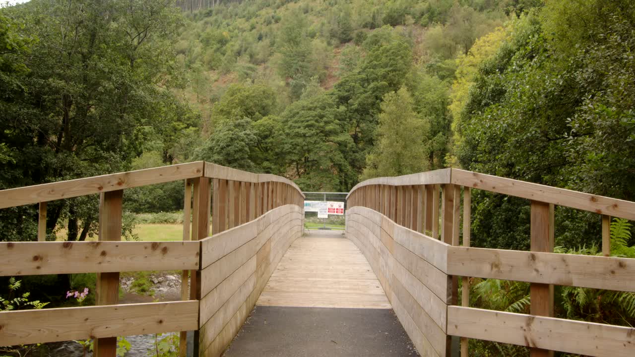 아판 계곡 에 있는 아판 강 을 가로지르는 나무 다리 의 중간  ⁇