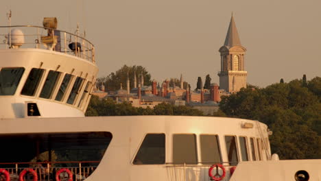 Cierre-El-Clip-De-Teleobjetivo-De-Las-Cubiertas-Superiores-Del-Ferry-De-Estambul-Cuando-Pasa-Por-El-Palacio-De-Topkapi-Al-Atardecer