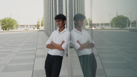 primer día en la oficina pasante posando para fotos en el trabajo corporativo