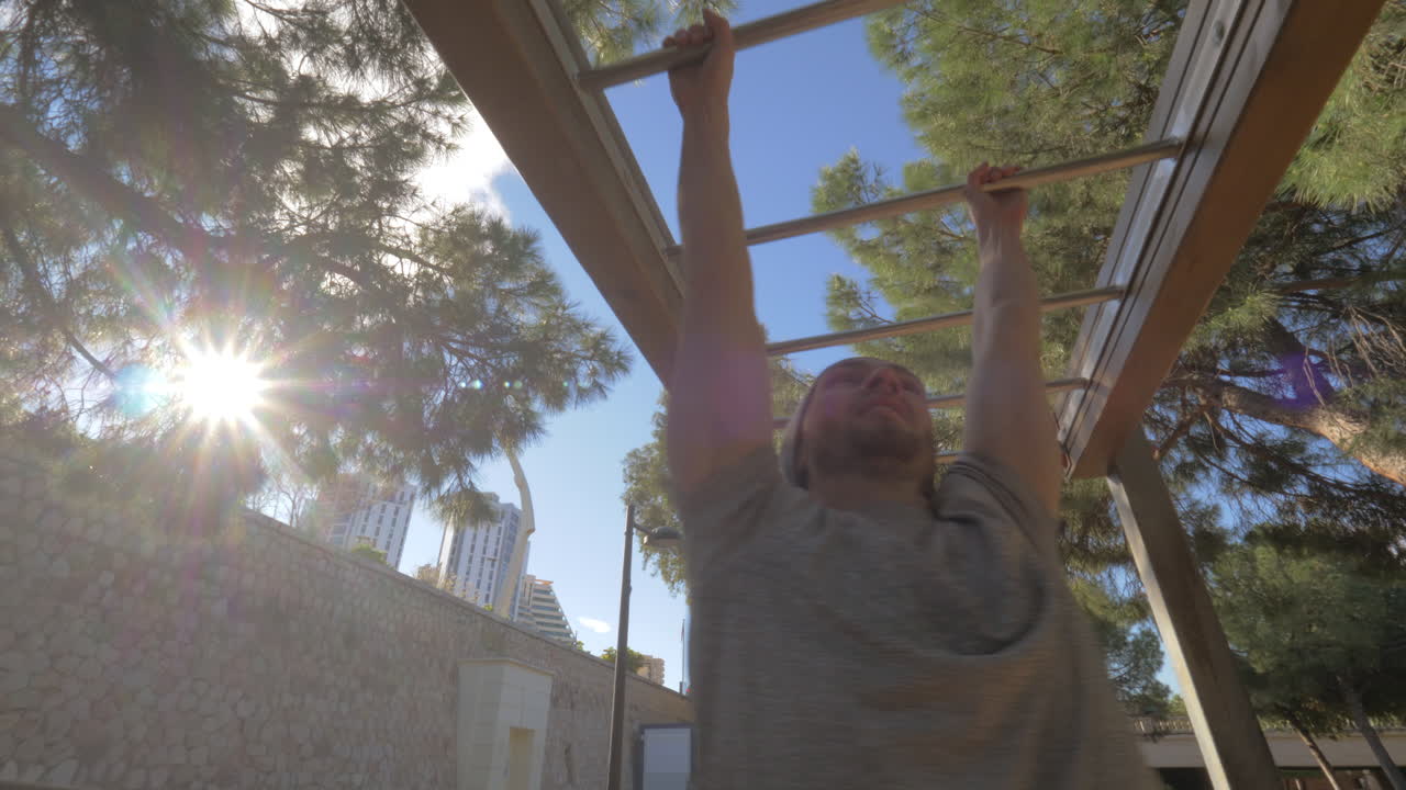 colgando de las manos