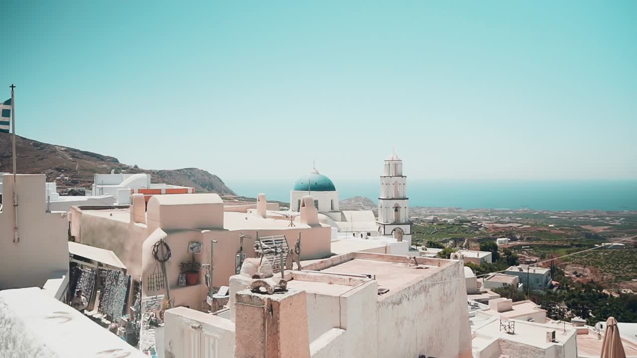 샤펠이 보이는 여름 동안 그리스 섬의 풍경 클립