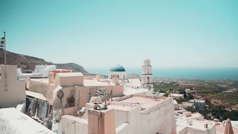 Clip-De-Paisaje-De-Una-Isla-Griega-Durante-El-Verano-Con-Una-Capilla-A-La-Vista