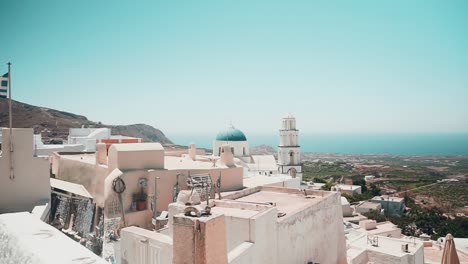 clip de paisaje de una isla griega durante el verano con una capilla a la vista