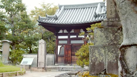 Slide-shot-of-an-old-temple-in-Kyoto,-Japan-4K-slow-motion,-right-to-left