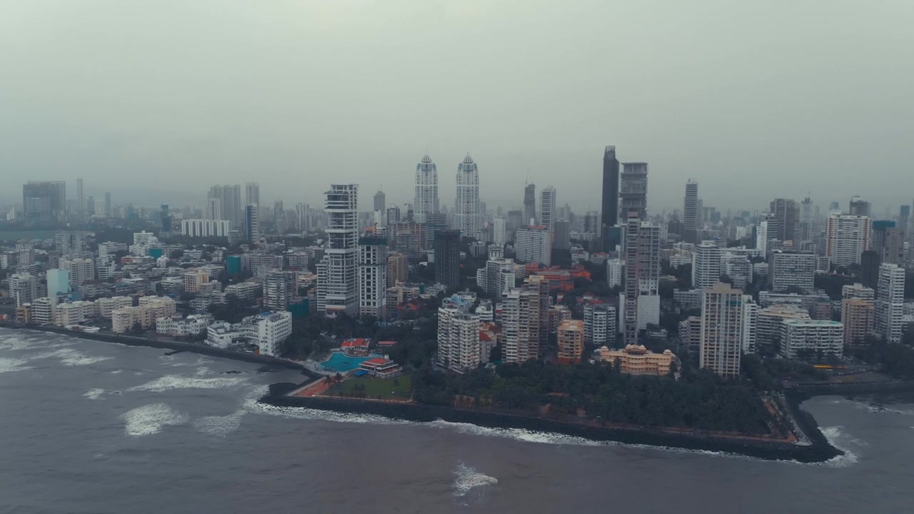 Uma Tomada Afastando-se de Dois Grandes Edifícios Brancos e Azuis Sobre o Mar em Mumbai Ocidental