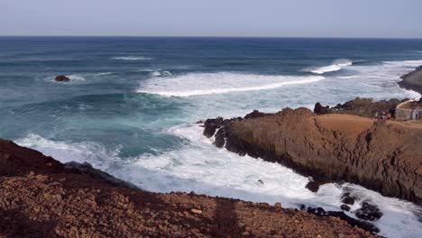 Grandes-Olas-Rompiendo-En-La-Costa-De-Roca-Volcánica-En-Lanzarote,-Isla-Canaria