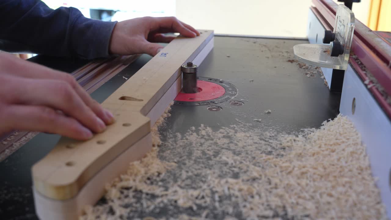 fabricación de mástiles de guitarra eliminando la madera en un taller