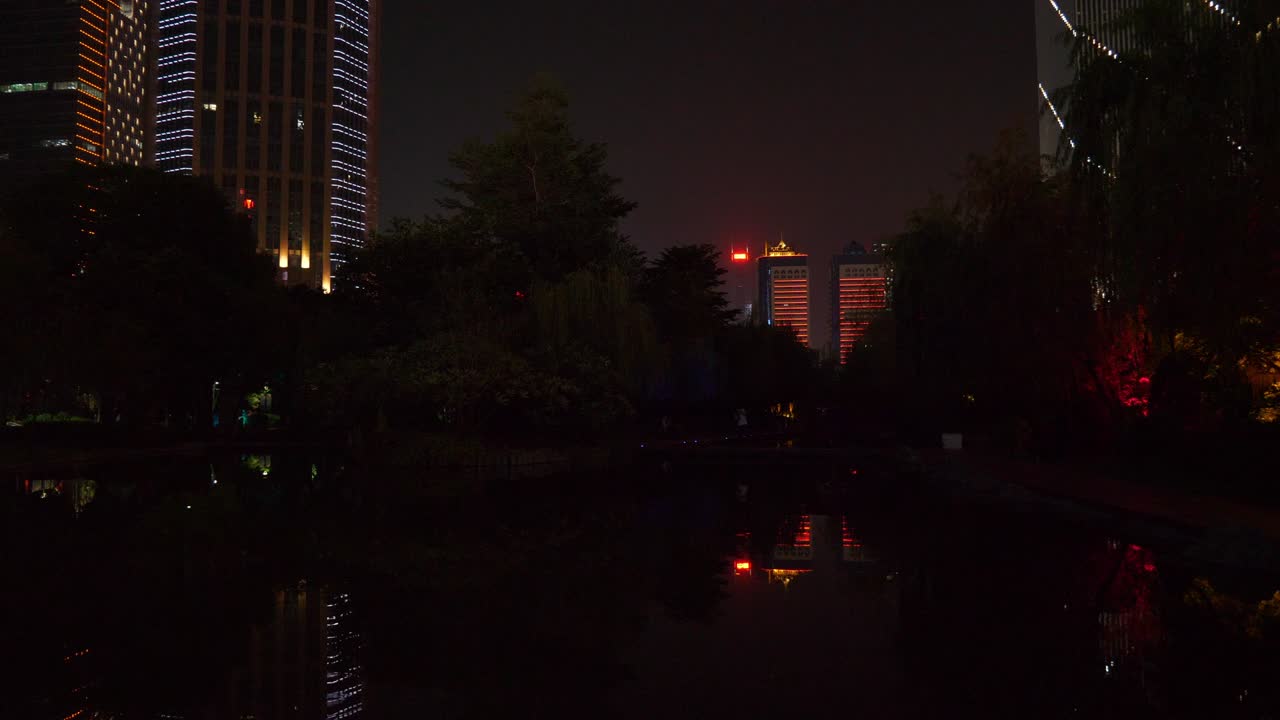 밤 시간 광저우 시의 비는 도심 공원 호수 파노라마 4k