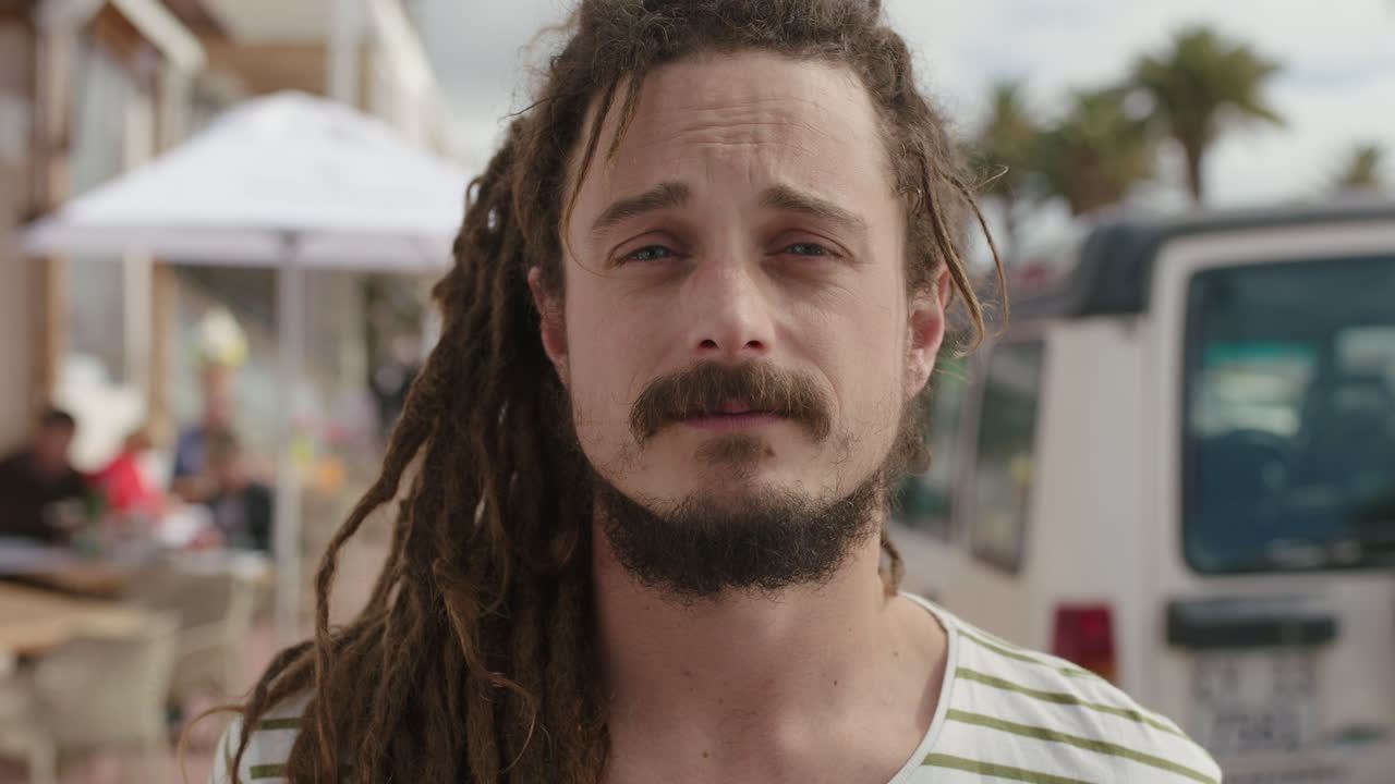 은 날에 불행을 느끼는 심각한 젊은 남자의 초상화