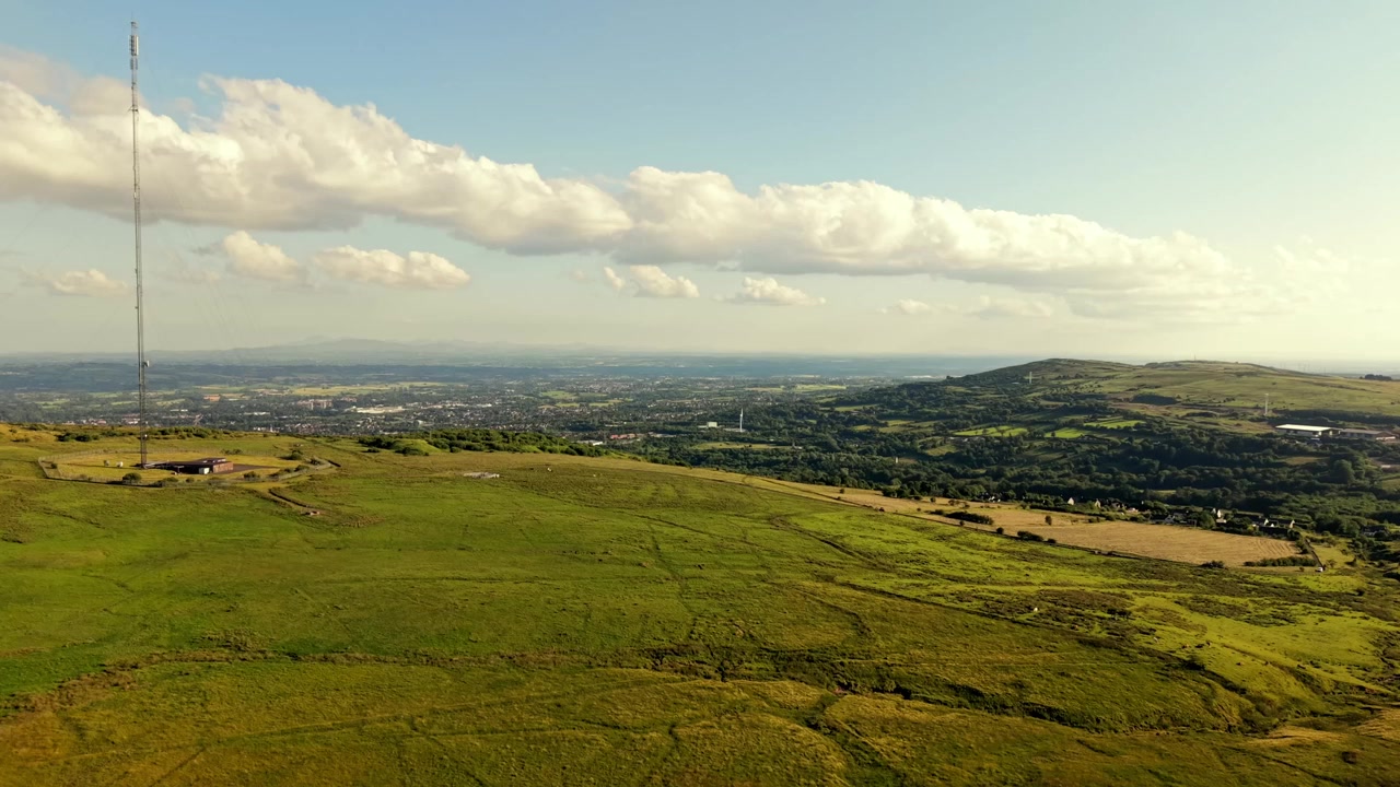 Video aereo in 4K a 60FPS in movimento della stazione trasmittente di Black Mountain a West Belfast, Irlanda del Nord, nel Regno Unito, in una giornata di sole splendente. Prodotto con colore Rec709.
