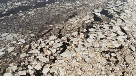 Vista-Aérea-De-Témpanos-De-Hielo-Agrietados-Flotando-En-El-Mar