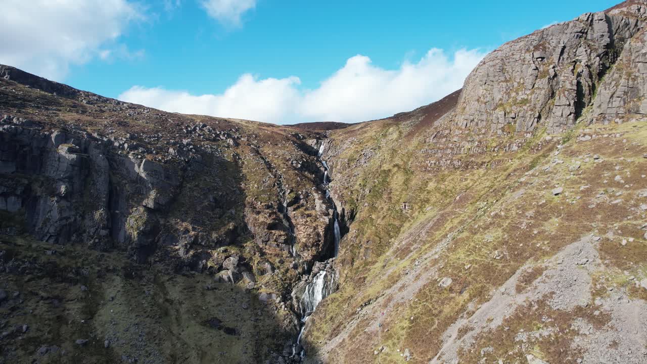 Ripresa con drone in allontanamento delle cascate di Mahon sui monti Comeragh, Waterford, Irlanda, in una limpida giornata invernale.
