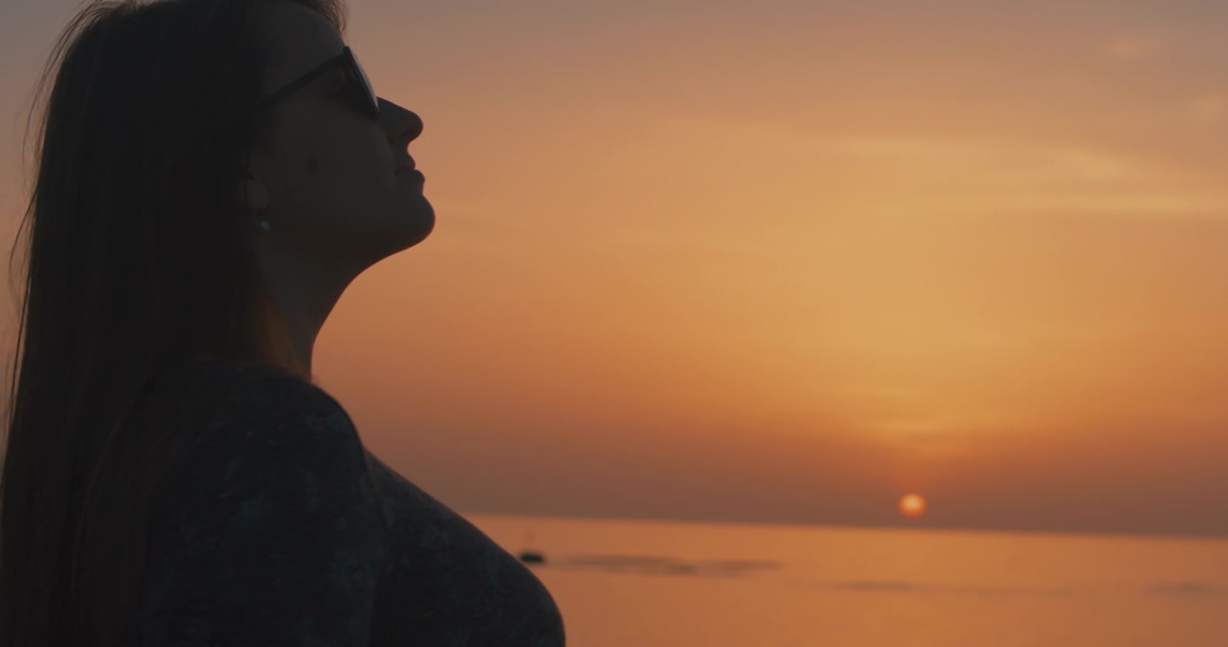 Una donna che si gode un bellissimo tramonto.