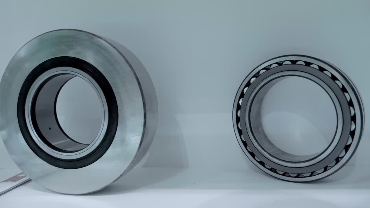 전시회에서 다양한 유형과 크기의 새로운 산업 베어링이 소개됩니다.