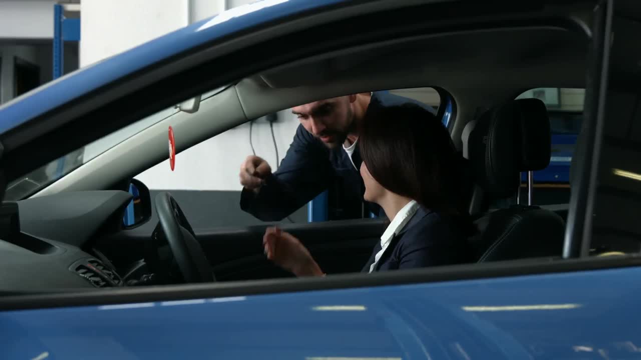 mecánico hablando con una mujer cliente