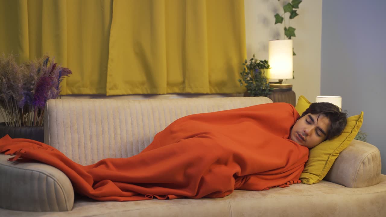 차가운 사람은 떨며 따뜻해지려고 합니다.