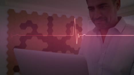 animación de una línea isoeléctrica sobre un hombre de negocios caucásico que usa una computadora portátil en la oficina