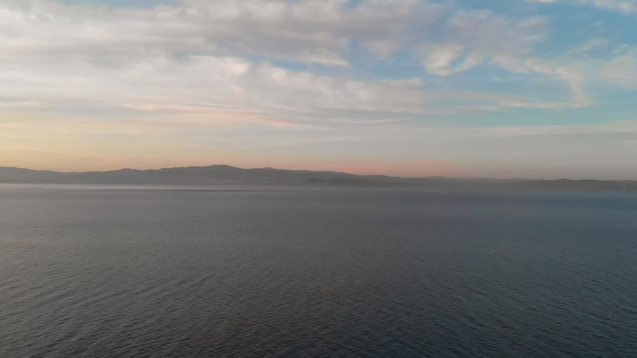 그리스 할키디키 해안의 아름다운 일몰. 공중선