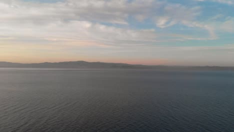 Wunderschöner-Sonnenuntergang-An-Der-Küste-Von-Chalkidiki,-Griechenland.-Antenne