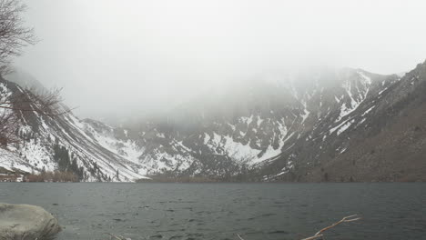 Regnerisch-Bewölkter-Tag-Am-Convict-Lake-In-Mono-County,-Kalifornien,-Vereinigte-Staaten,-Sierra-Nevada-Mountains