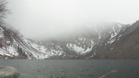 día nublado lluvioso en el lago convicto en el condado de mono, california, estados unidos, montañas de sierra nevada