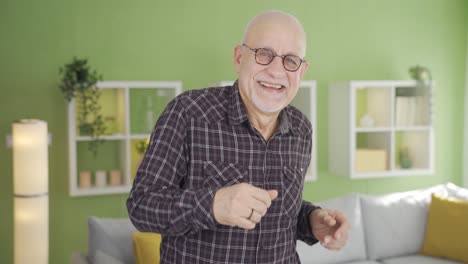 Fun-and-funny-old-man-is-dancing-at-home,-he-is-in-good-spirits-and-happy.