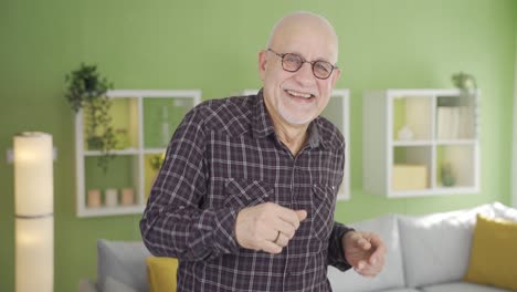 y el viejo divertido está bailando en casa, está de buen humor y feliz.