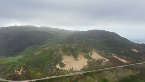 Pan-Rápido-En-Sentido-Contrario-A-Las-Agujas-Del-Reloj-De-La-Línea-De-La-Costa-Escocesa,-Con-Cielos-Oscuros-Y-Sombríos