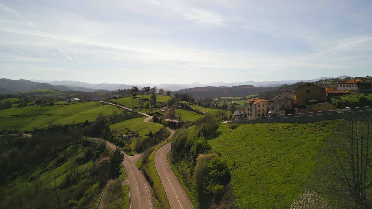 Veduta aerea panoramica di strade tortuose attraverso verdi colline rurali