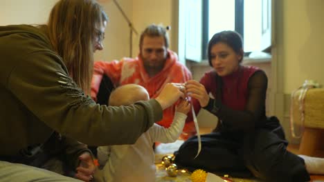 familia preparando un regalo de navidad para el bebé