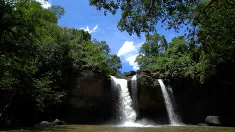 Cascada-Haew-Su-Wat-En-El-Parque-Nacional-Khao-Yai,-Tailandia