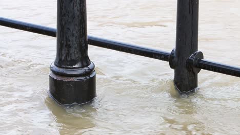 aguas de inundación del río severn desbordando la barandilla a lo largo de sus orillas en bewdley